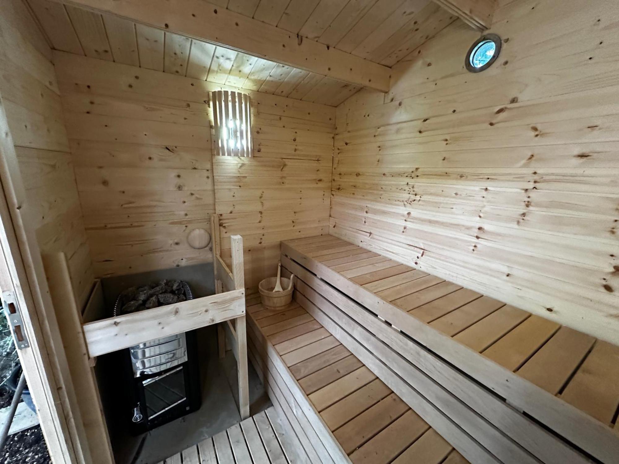 Retro Private With Hot Tub Nr Dartmoor Holiday home