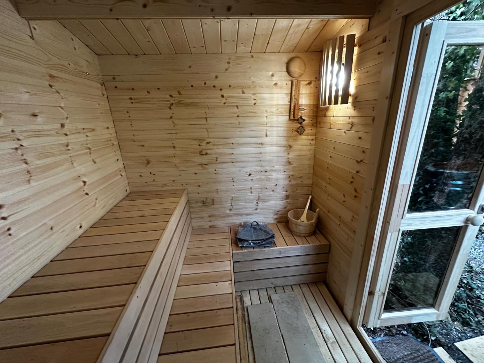 Retro Private With Hot Tub Nr Dartmoor Holiday home *